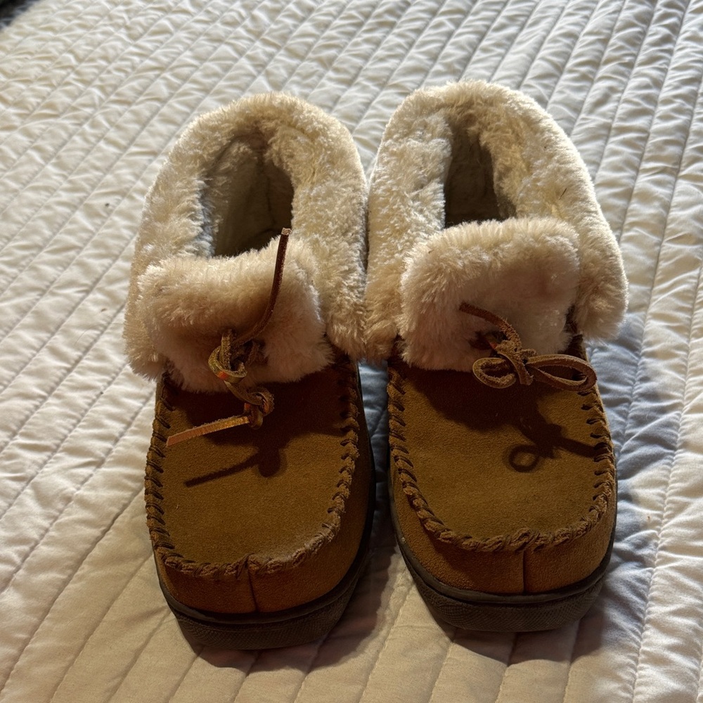 Ariat Cozy Brown Moccasin Slippers with Fur Lining